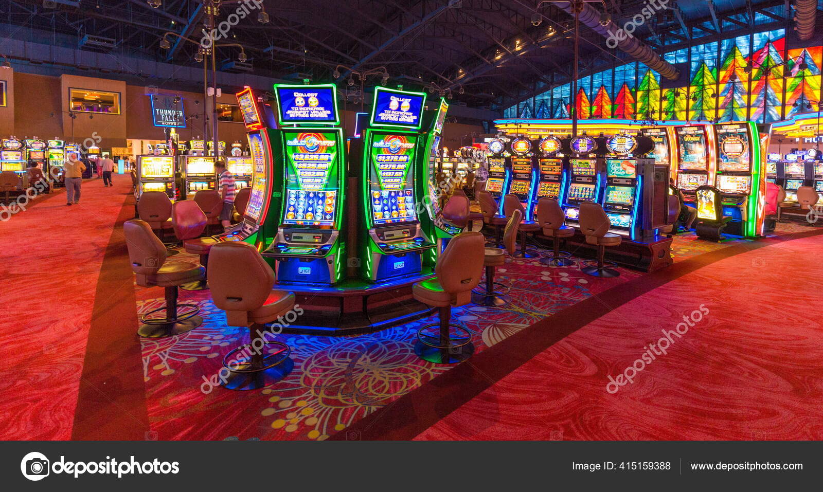 美国布法罗2018年7月20日配备老虎机轮盘赌和二十一点桌的现代赌场大厅—— 库存社论照片© eskystudio #415159388