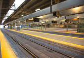 Toronto, Kanada-20. března 2020: Prázdné nádraží Unie v Torontu během pandemie Covid-19 (coronavirus) s uplatňovanými cestovními omezeními, dočasným jízdním řádem a sníženým servisem