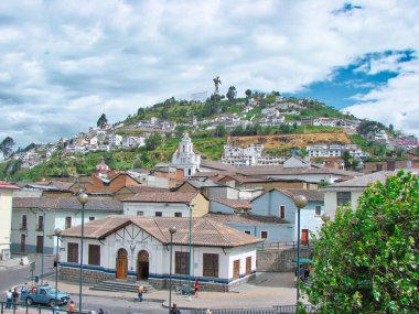 Quito, Ekvador-20 Ağustos 2016: Eski tarihi kent merkezinde Quito caddeleri