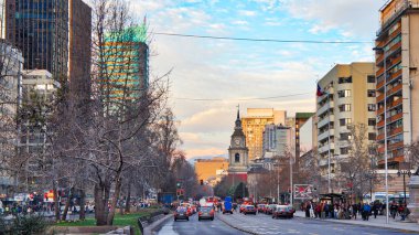 Santiago de Chile, Şili-20 Mayıs 2015: Santiago De Şili Alameda sokağı şehir merkezinde yoğun saatlerde