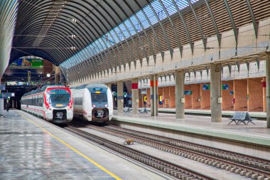 Seville, İspanya, 19 Ekim 2016: Seville ana tren istasyonu, Santa Justa, yoğun bir şehirlerarası bağlantı merkezi