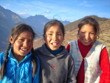 Cuzco, Kutsal Vadi, Peru-20 Mayıs 2018: Peru 'daki Andean Köyü' nde poz veren Yonge köyü kızları