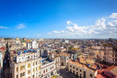 Tarihi şehir merkezinde Eski Havana ve renkli Eski Havana sokaklarının panoramik manzarası (Havana Vieja)
