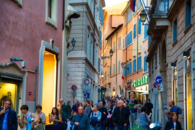 Roma, İtalya-20 Ekim 2017: Tarihi şehir merkezinde moda mağazaları ve butikleriyle kalabalık bir caddede alışveriş yapan turistler