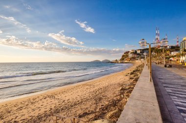 Mazatlan, Meksika-10 Nisan 2019: Okyanus gözcüleri ve manzaralı ünlü Mazatlan deniz gezisi (El Malecon)