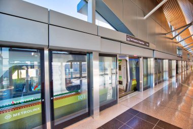 Toronto, Kanada-20 Nisan 2018: Toronto Pearson havaalanı terminallerini ve şehir merkezini bağlayan Up Express tren servisi