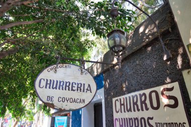 Coyoacan, Mexico City, 20 Nisan 2018: Tarihi bölgede Frida Khalo müzesi ve otantik Meksika restoranlarına ev sahipliği yapan güzel Coyoacan caddeleri ve evleri