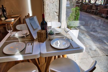 Granada, İspanya-18 Ekim 2017: Tarihi şehir merkezinde ulusal İspanyol yemekleri sunan tipik bir İspanyol restoranı