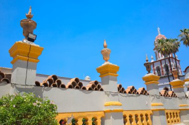 Tarihi bir şehir merkezindeki Tlaquepaque manzara kiliseleri