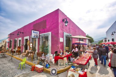 Monterrey, Meksika-9 Aralık 2018: Eski şehrin merkezindeki renkli tarihi binalar (Barrio Antiguo) turizm sezonunun zirvesinde