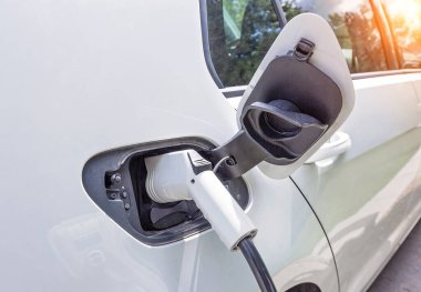 Elektrikli araba şarj aletinin pilini şarj ediyor.