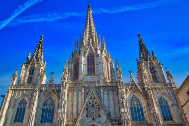 Barselona Katedrali Las Ramblas yakınlarındaki tarihi bir merkezde yer almaktadır.