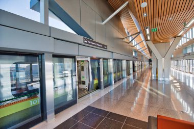 Toronto, Kanada-20 Nisan 2018: Toronto Pearson havaalanı terminallerini ve şehir merkezini bağlayan Up Express tren servisi