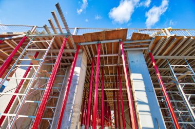 Şehir merkezinde inşaat var.