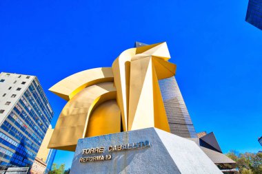 Mexico City, Mexico-10 Aralık 2018: Torre Caballito ve Paseo de Reforma Bulvarı yakınlarındaki Landmark El Caballito Anıtı