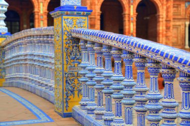 Plaza de Espana, Seville, Mimari ayrıntılar ve süsler