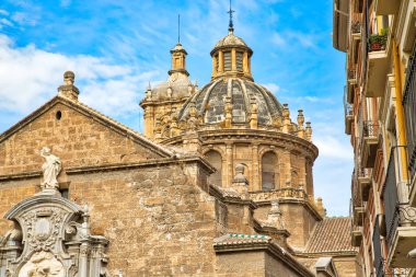 Tarihi şehir merkezinde Granada sokakları ve İspanyol mimarisi