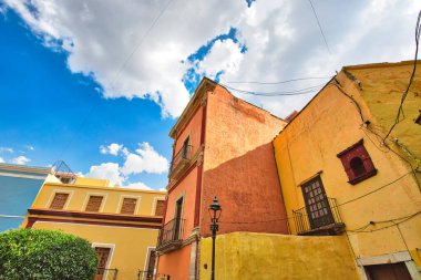 Guanajuato tarihi şehir merkezinde manzara kaldırımlı sokaklar ve geleneksel renkli koloni mimarisi