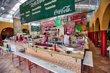 Tepotzotlan, Meksika-10 Nisan 2018: Tepotzotlan tarihi kent merkezindeki merkez şehir meydanı yakınlarındaki sokak yemekleri ve restoranlar