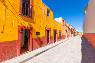 Meksika, San Miguel de Allende 'nin tarihi şehir merkezinde renkli binalar ve sokaklar