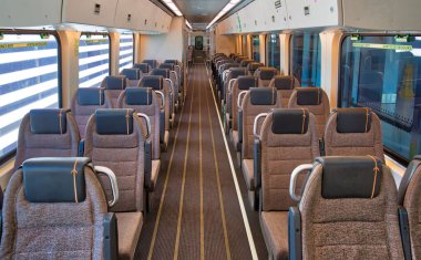 Toronto, Kanada-20 Nisan 2018: Toronto Pearson havaalanı terminallerini ve şehir merkezini bağlayan Up Express tren servisi