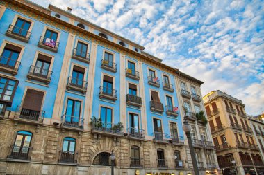 Granada, İspanya-16 Ekim 2018: Granada sokakları ve İspanyol mimarisi manzaralı tarihi bir şehir merkezinde