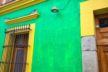 Oaxaca, Manzaralı eski şehir sokakları ve tarihi şehir merkezinde renkli koloni binaları