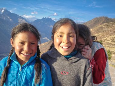 Cuzco, Kutsal Vadi, Peru-20 Mayıs 2018: Peru 'daki Andean Köyü' nde poz veren Yonge köyü kızları