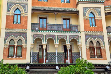 Sevilla caddeleri, tarihi merkezde gün batımında