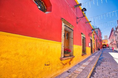 San Miguel de Allende, Meksika-3 Aralık 2018: Meksika, tarihi şehir merkezinde San Miguel de Allende caddeleri ve renkli binalar