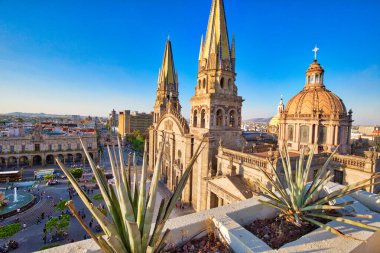 Guadalajara, Jalisc, Meksika-20 Nisan 2018: Guadalajara 'nın merkez meydanında yer alan Merkezi Tarihi Katedral (Meryem' in Asılmasının Katedrali)