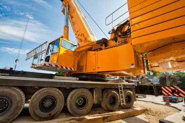 Mobil vinç şehir merkezindeki şantiyede çalışıyor.