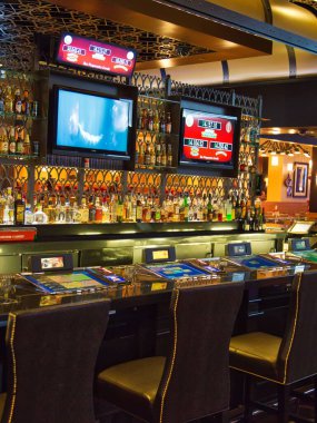 Las Vegas, Nevada-10 Mart 2017: gece eğlence alanında kumarhane makineleri