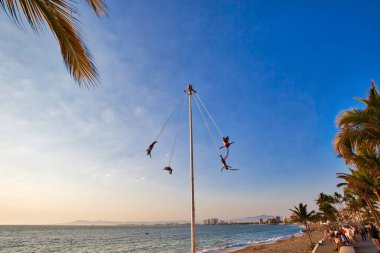 Puerto Vallarta Malecon, Akşam Voladores