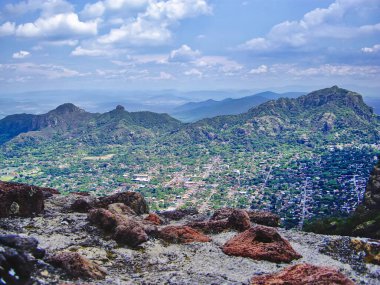 Tepoztlan şehir manzarası yakındaki dağlardan
