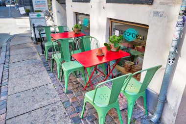 Kopenhag, Danimarka-1 Ağustos 2018: Tarihi şehir ve sokak kafelerinde tipik Danimarka mimarisi