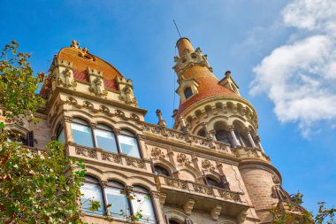 Barselona, Katalunya Meydanı 'na bakan binalar (Katalonya Plaza)