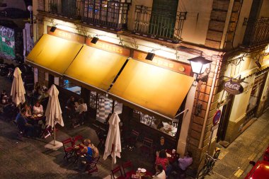 SEVILLE, İSPA-ECTOBER 2, 2017: Seville, Eski şehrin kalbinde romantik bir İspanyol restoranı