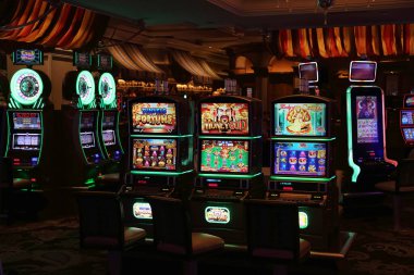 Las Vegas, Nevada-10 Mart 2017: gece eğlence alanında kumarhane makineleri