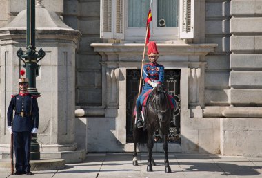 İspanya 'nın Madrid merkezindeki Kraliyet Sarayı önünde ulusal muhafız değişimi