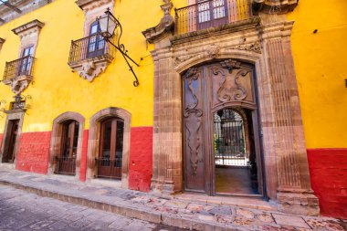 Meksika, San Miguel de Allende 'nin tarihi şehir merkezinde renkli binalar ve sokaklar