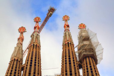 BARCELONA, CATALONIA, İSPA-EKİM 17, 2017: Ünlü Antonio Gaudi Sagrada Aile Katedrali, Kapatın Kuleyi