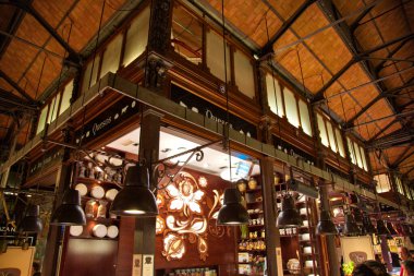 Madrid, İspanya-19 Eylül 2017: Madrid tarihi merkezinde Mercado de San Miguel yenilendi