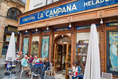 Seville, İspanya 16 Ekim 2017: Seville 'deki eski şehir sokakları