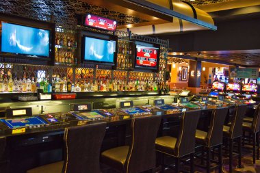 Las Vegas, Nevada-10 Mart 2017: gece eğlence alanında kumarhane makineleri