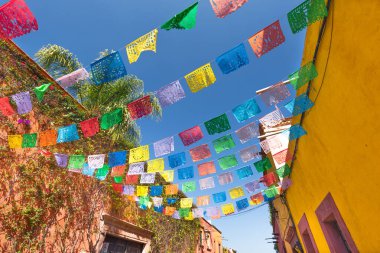 Meksika, San Miguel de Allende 'nin tarihi şehir merkezinde renkli binalar ve sokaklar