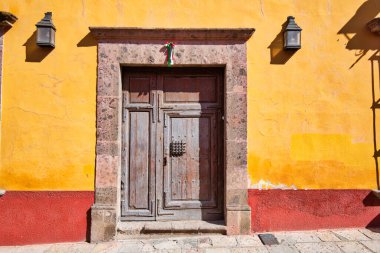 Meksika, San Miguel de Allende 'nin tarihi şehir merkezinde renkli binalar ve sokaklar