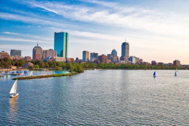 Boston şehir merkezinin panoramik manzarası ve Charles Nehri üzerindeki tarihi Longfellow köprüsünden tarihi merkez