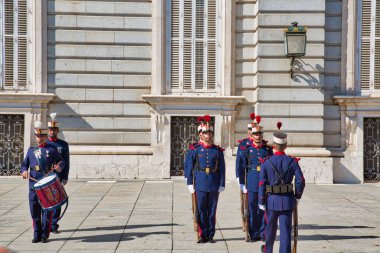 Madrid, İspanya-22 Ekim 2016: Madrid 'in Tarih Merkezi' ndeki Kraliyet Sarayı önünde ulusal muhafız değişimi