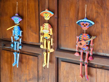 Meksika, San Miguel de Allende 'nin tarihi şehir merkezinde renkli binalar ve sokaklar